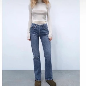 Zara midrise jeans - Jättefina blå midrise straight jeans från zara, säljer då jag tyvärr har för många jeans, nypris 359💕 skriv privat för egna bilder⭐️