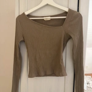 Ribbad tröja  - Ribbad brun/beige tröja från bikbok i jätte bra skick💕