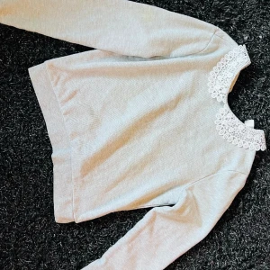 Spetskrage tröja - Fin spets krage och kortare college tröja. Bra skick