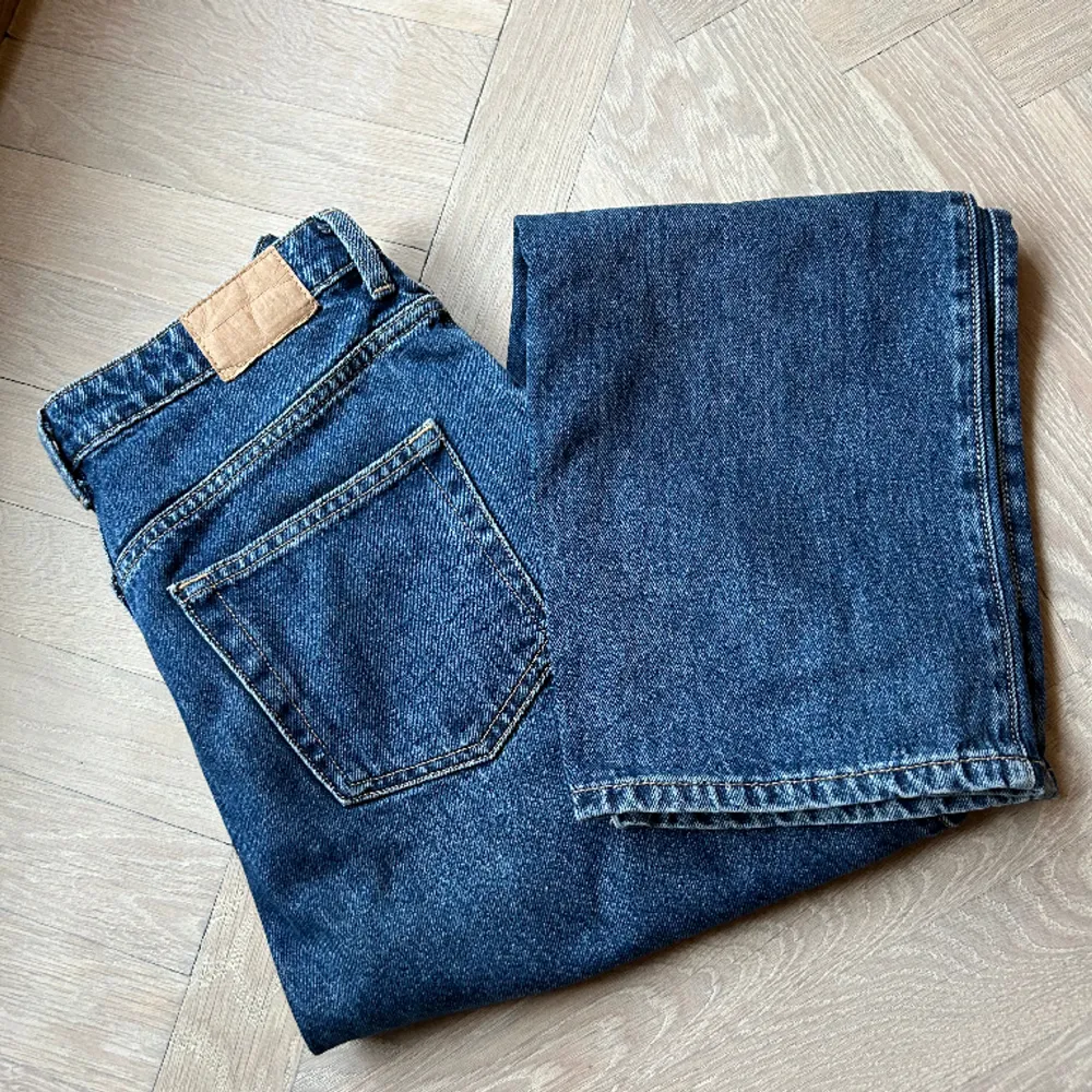 Raka jeans från weekday med hög midja. Modell: Rowe Storlek 28/30. Jeans & Byxor.