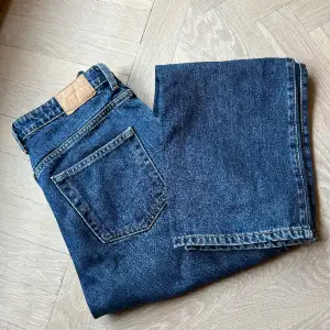 Raka jeans från weekday med hög midja. Modell: Rowe Storlek 28/30