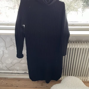 Stickad klänning  - Stickad svart ribbad långklänning. 