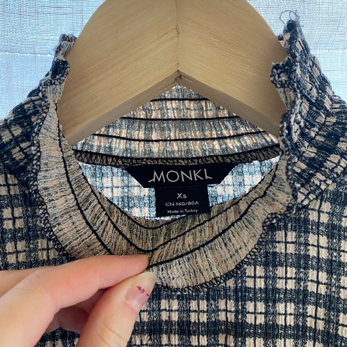 Rutig blus med rusch vid alla öppningar - 90