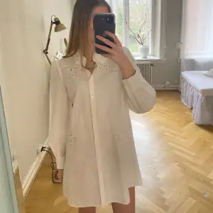Säljer denna skit snygga långärmade klänning med så fina detaljer💘 Säljer då den tyvärr är lite förkort för mig, är 170cm! Skriv vid frågor eller fler bilder🤗