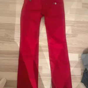 Säljer dessa röda low waist jeans som jag köpte på vinted då de inte passade. Storlek 36, och helt nya så lapparna sitter kvar. Priset kan diskuteras💗