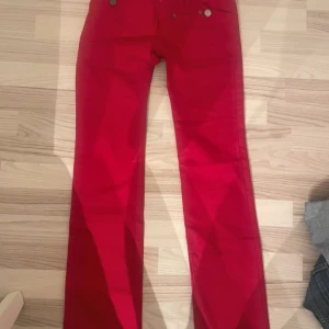 Röda low waist jeans❣️ - Säljer dessa röda low waist jeans som jag köpte på vinted då de inte passade. Storlek 36, och helt nya så lapparna sitter kvar. Priset kan diskuteras💗