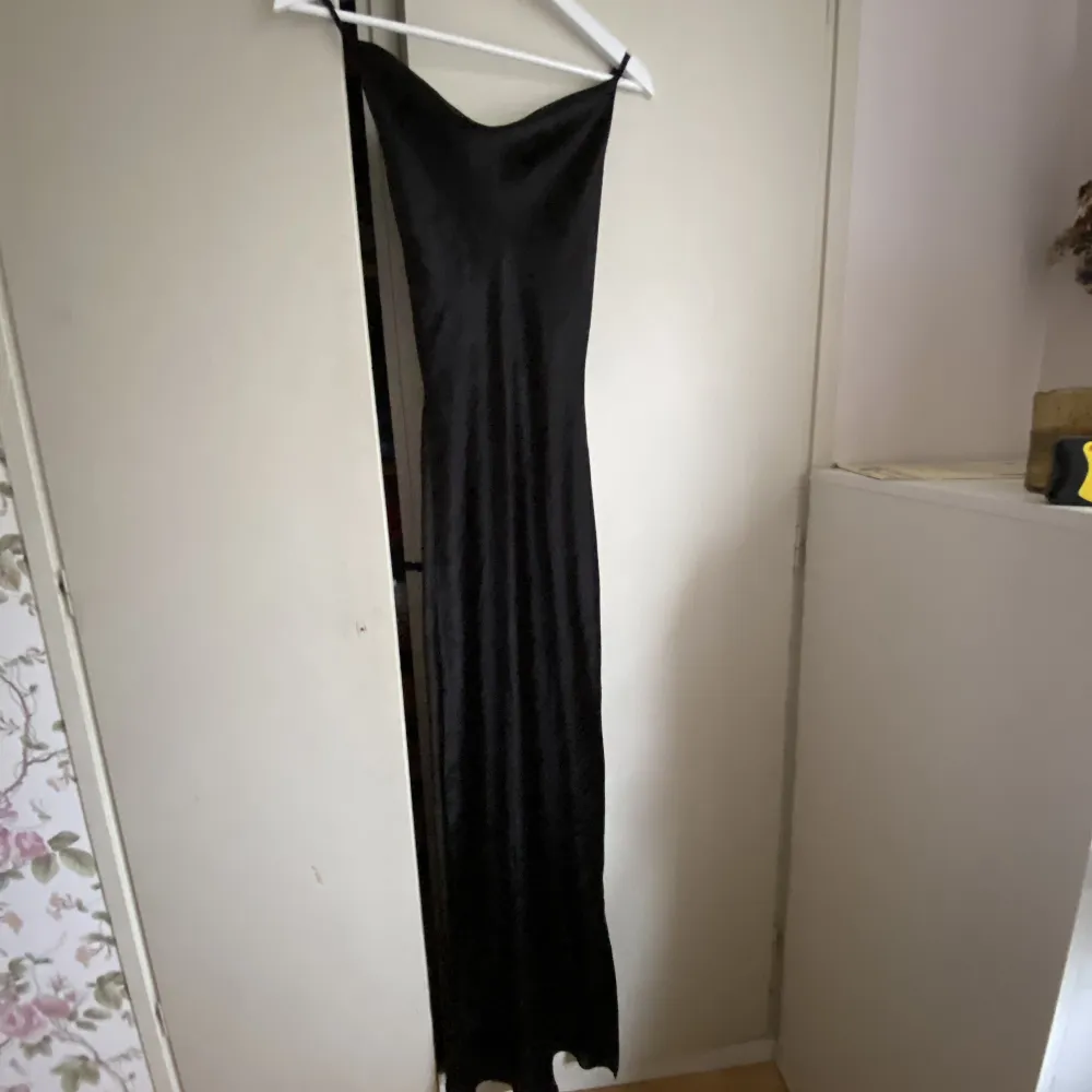 Säljer den här jättefina svarta satin klänningen ifrån asos design! Har använt den en gång💗 Den är justerbar i ryggen så även ifall den är i stl 34 skulle jag säga att den kan passa 32-38/XS-M!! Gör gärna av er vid intresse eller frågor!  275kr+frakt. Klänningar.