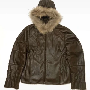 Pälsjacka  - Jättefin pälsjacka i nyskick! Passar storlek S-L! Då den är lite oversized ❤️ hör gärna av er vid frågor! Funkar för både tjejer och killar! 