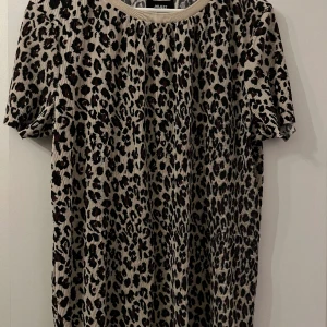 Topp från Object  - Plisserad bekväm och sval top i t-shirt modell från märket object. Sparsamt använd och i bra skick. Skriv gärna vid frågor. 