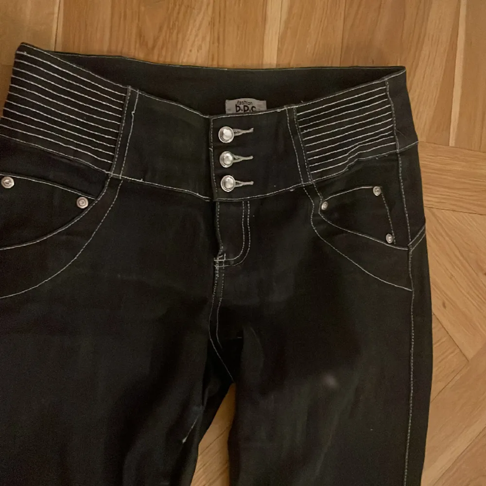 Jätte fina low waist bootcut jeans! Säljer då jag fick de i present och de är för stora. Jeans & Byxor.