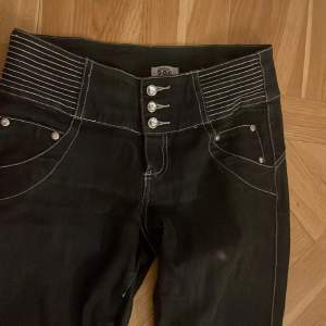 Jätte fina low waist bootcut jeans! Säljer då jag fick de i present och de är för stora