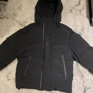 Trapstar 2.0 hyperdrive jacka - Oanvänd var för stor för mig och dårför har bara legat  Pris kan diskuteras   Size M