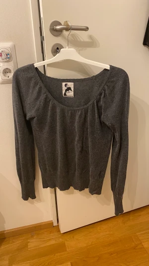 tröja - söt stickad topp. Jättefin urigning. Köpt secondhand och vet inte storlek men sitter som S.