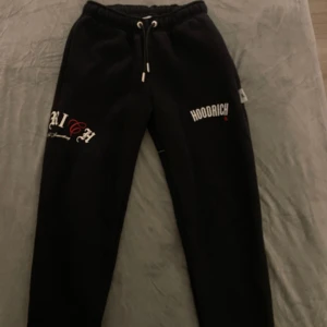 Hoodrich byxor  - Jättesnygga Hoodrich byxor. För fler bilder hur de ser ut på så skriv till mig, kan skicka bild på kvittot också. Nypris är 799kr, men mitt pris kan självklart diskuteras!