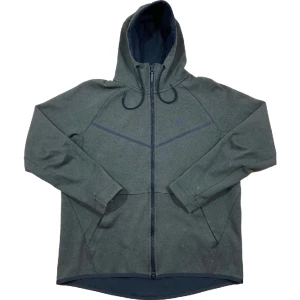 Nike Tech Fleece Hoodie - Mörkgrön Nike Tech Fleece zip-up hoodie i storlek L. Bra skick! Ställ gärna frågor!😊