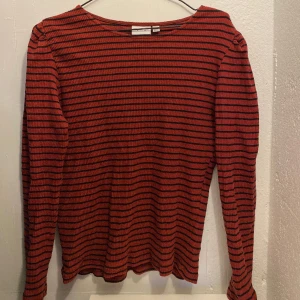 Randig tröja - Randig tröja från Vila i storlek L, passar jättebra på S.  Kontakta mig vid köp eller frågor💛