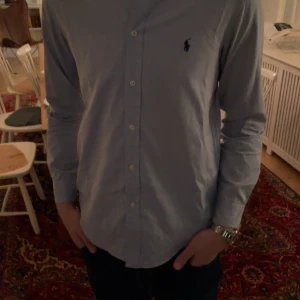 Polo Ralph Lauren Skjorta - Säljer min Ralph Lauren skjorta i ett mycket bra skick. Modellen är 187 cm lång. Hör av er vid frågor. Skick 9/10!