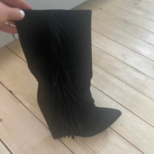 Mocka stövlar - Säljer mina stövlar då dom inte passar mig. Köpt här på plick 