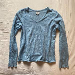 Säljer denna blå långärmad tröja från Saint Tropez, köpt från vinted ❣️ Tror förra säljaren klippre den kortare då den viker sig där nere oså 🫶 // använd gärna köp nu! ❣️