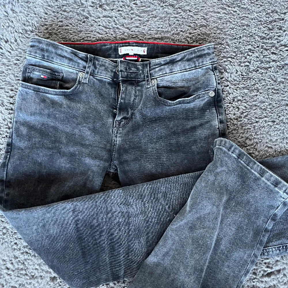 Ett par jättefina low waist bootcut jeans från Tommy hilfiger, jätte sköna. Väldigt sparsamt använda! Ny pris 900 . Jeans & Byxor.
