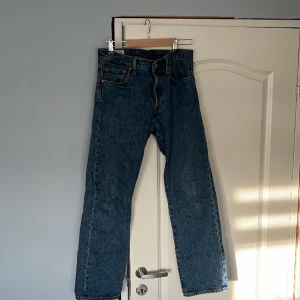 LEVIS 501 - STORLEK 30/30 ANVÄNDA MEN INGET SOM SYNS SÅ MYCKET   KÖPTA FÖR 1.100 kr   