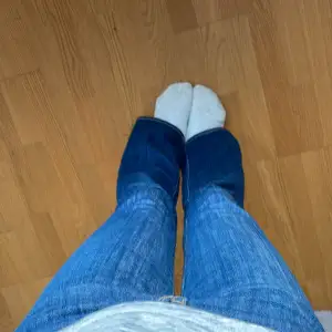 Ett par mörk blå boocut jeans i storlek ungefär 164
