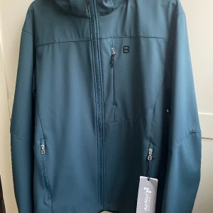 8848 Softshell Jacka - SPLITTERNY Jacka från 8848, lappen sitter fortfarande kvar! Aldrig användn   Nypris- 1599 Kr  Vattentät och vindtät och perfekt för våren och hösten!   Storlek XL, mörkgrön 