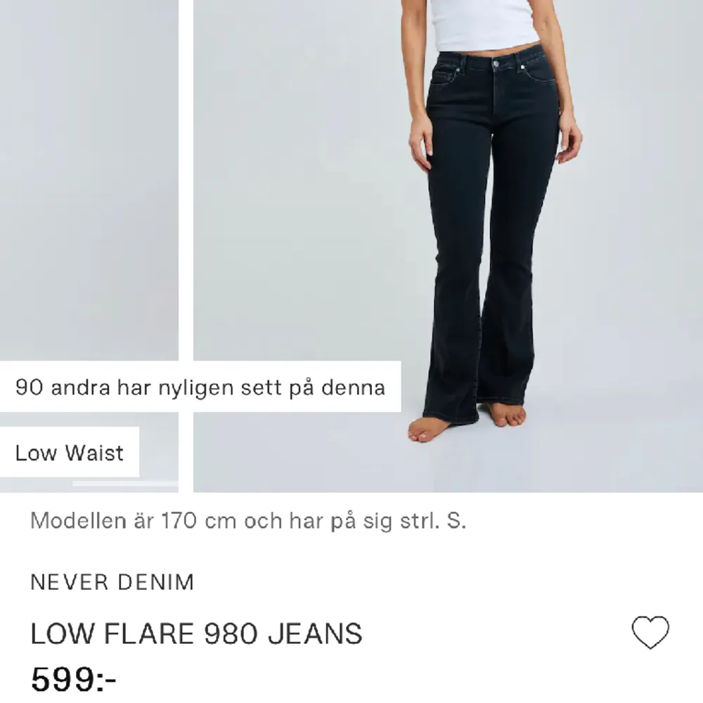 Säljer dessa lågmidjade bootcut jeansen från Bikbok! Dem är endast använda typ 3 ggr 🤍 waist: S Length: 31 passar om man är under 160 cm! Nypris är 600:- !! Skriv priv vid frågor . Jeans & Byxor.