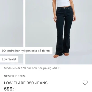 Lågmidjade bootcut jeans  - Säljer dessa lågmidjade bootcut jeansen från Bikbok! Dem är endast använda typ 3 ggr 🤍 waist: S Length: 31 passar om man är under 160 cm! Nypris är 600:- !! Skriv priv vid frågor 