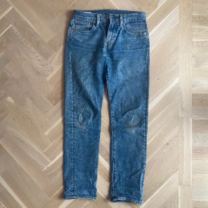 Levis 502 28/32 - Använda men i bra skick. Bara 1% elastan i så lite stretch men de håller länge. Inga tendenser till trasiga. Midja 28 längd 32. 
