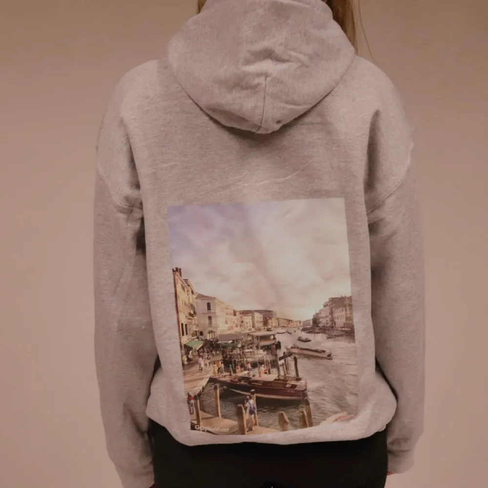 Köp våran hoodies så bidrar du till vårt uf företag Graphicwear uf🥰. Hoodies.