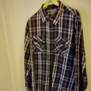 Multifärgad skjorta - Multi-färgad skjorta som är använd typ en gång. Väldigt fint skick. Röd/lila/vit/grå. Storlek 3XL. Märke: New Deal.