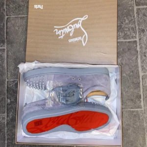 Grå Loubitins - Helt oanvända, säljer för jag råka köpa för stor storlek.