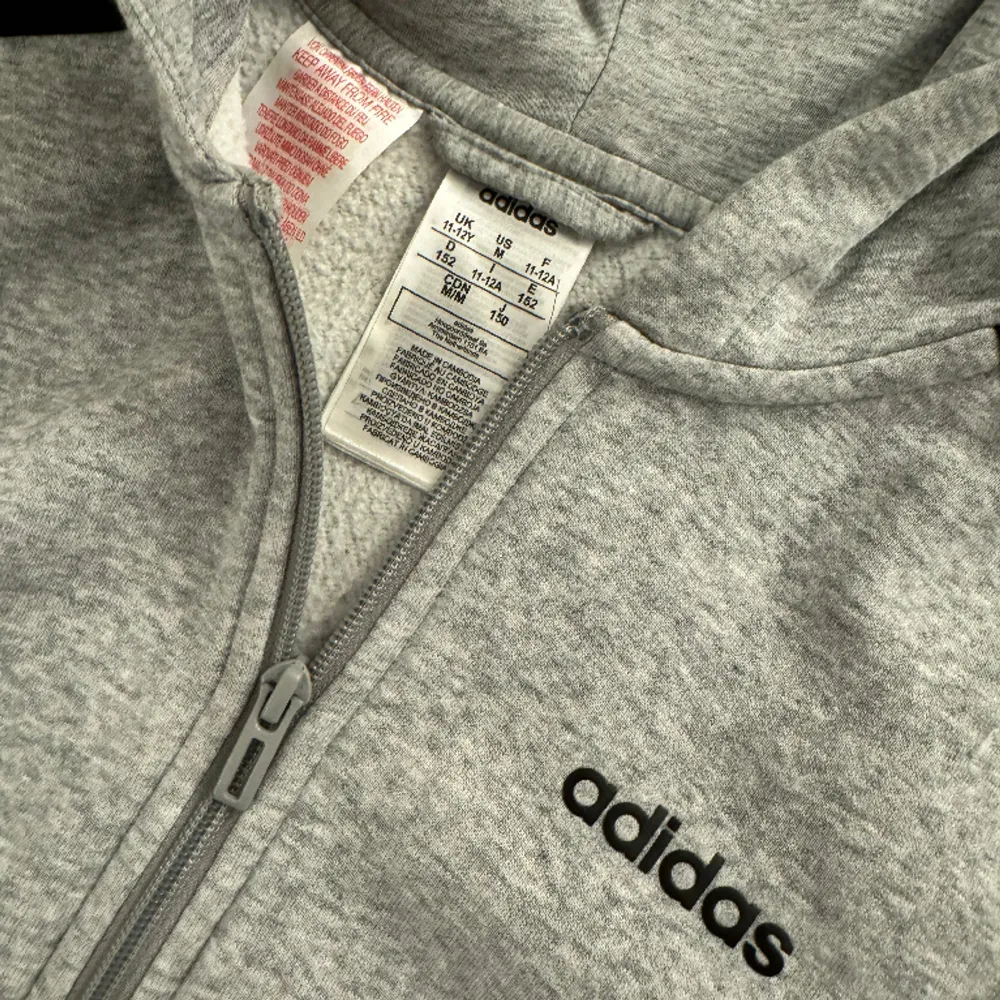 Adidas hoodie, liten i storleken, knappt använd  . Hoodies.