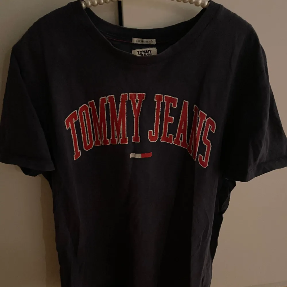 Jättesnygg Tommy Hilfiger t-shirt, storleken är L men passar mig perfekt som har M i t-shirts, materialet är tjockt🩷för fler frågor så är det bara att skriva🩷 OBS! Köparen står alltid för frakten🩷. T-shirts.
