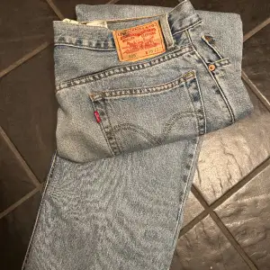 Bredare jeans än 501 , snygg urtvättad blå . Storlek 36/32 men skulle säga de är mer 34 i midjan 