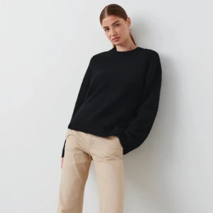 Stickad tröja  - säljer nu denna jättefina stickade tröjan från Gina tricot❤️ helt slutsåld i svart på hemsidan, originalpris 399, mitt pris 250kr varsamt använd och finns inga fel med tröjan Skriv gärna till mig om ni har några frågor och innan ni vill köpa❤️ 