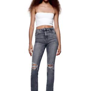 Säljer ett par zara jeans med håll i knäna och slits, storlek 36. Är en skön och strechig byxa.  Har används enstaka gånger.✨orginal pris 359 & säljer för 180!💖