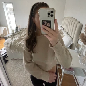 Beige stickad tröja  - Snygg stickad tröja från bershka. Har ett hål vid kragen (se bild 3) därav pris, annars är den så fin🐆tryck gärna på köp nu!!