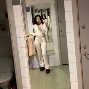 Juicy sett - Jag säljer denna då den inte kommer till användning. Har endast använt den några gånger❤️❤️. Jag har storlek s på byxorna och xs på koftan. 