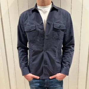 John Henric overshirt - En stilren och fet John Henric overshirt. Perfekt nu till våren. Är som sprillans ny. Inga defekter eller skavanker! Nypris 1000kr. Pris går att diskuteras vid snabb affär!OBS bilderna är lånade!