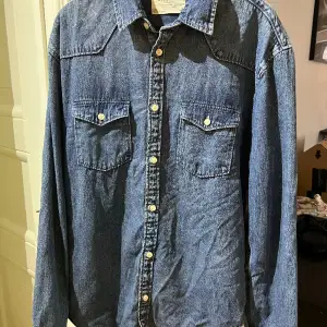 Jeansskjorta i storlek L från jack and jones. Aldrig använd och därför nyskick. Normal i storleken.