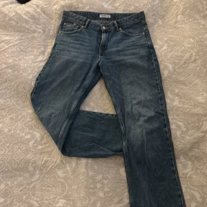 Jeans från pull&bear - Säljer dessa snygga jeans från pull&bear i storlek 42 sitter bra på mig som är lång❣️
