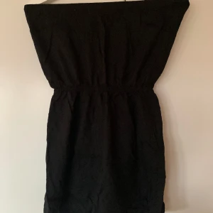 Armlös playsuit från H&M - Använd fåtal gånger, fint skick Storlek XS, normal i stormen 