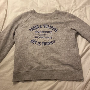 Zadig Voltaire tröja - Säljer min super snygga zadig tröja eftersom att den har blivit lite liten och kommer inte till så mycket andvändning. Några paljetter har försvunnit men annars väldigt bra skick❤️