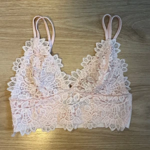 Croptop med spets - Tjockt tyg så går att använda utan bh under, fint skick🫶