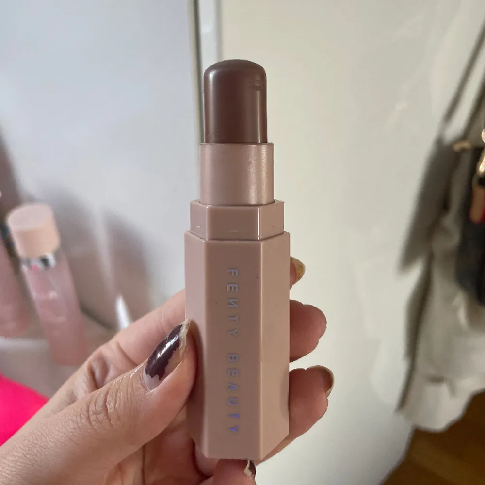 Countour stick från Fenty Beauty i färgen 04 ”Truffle”. Endast testad 2 ggr så hela finns kvar. Säljer pga använder inte. Nästan som ny och hela produkten finns kvar och inga defekter. . Övrigt.