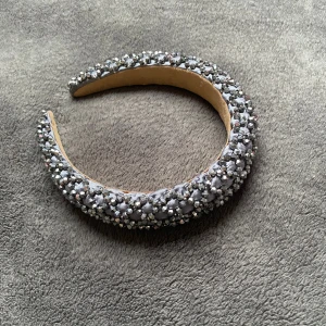Diadem från åhlens - Stort glitter diadem från Åhléns. Oanvänd och nypris 399kr. Pris kan diskuteras 