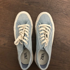 Zara sneakers  - Säljer dessa helt oanvända Zara sneakers. Storlek 39. Säljer för 300kr