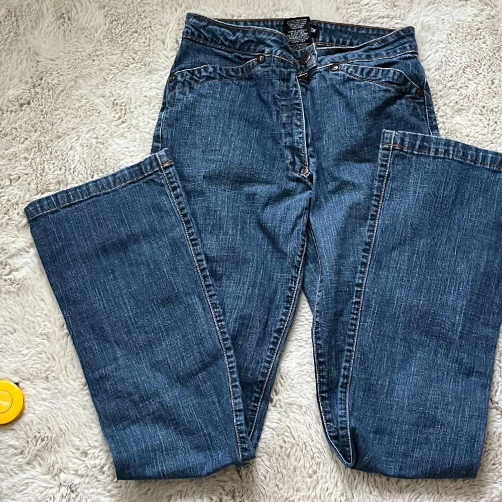 Säljer dessa trendiga low waist jeansen från märket ”bebe” som tyvärr är för korta för mig! Använda ett fåtal gånger och är i bra skick. Midjemåttet är 33cm rakt över och längden på byxorna är 93cm rakt ner (från midjan mätt) 🎀 Kontakta vid frågor . Jeans & Byxor.